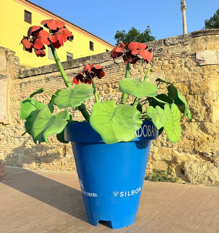 Foto mostra um vaso enorme, como uma planta artificial que faz sombra